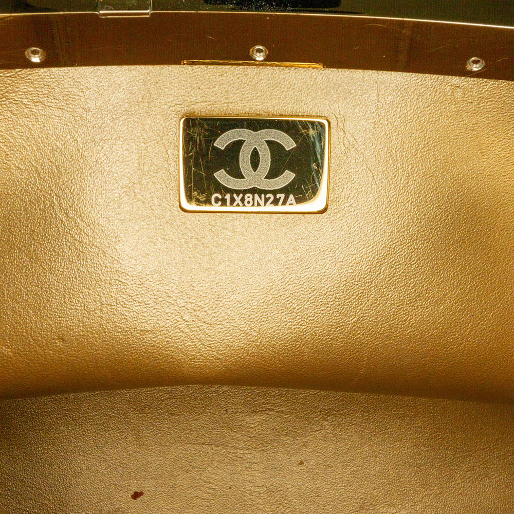 Pre-Loved Chanel Quilted Patent Logo Chain Vanity Case - Picture 6 of 7
